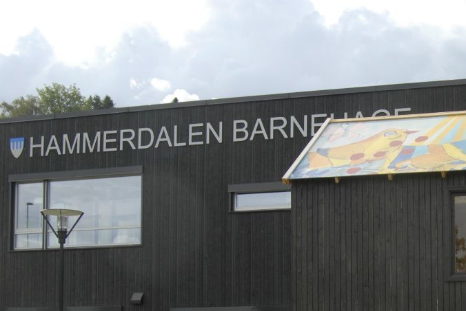 utsmykning i Hammerdalen Barnehage. Et lekestabbur dekorert på tak og vegger
